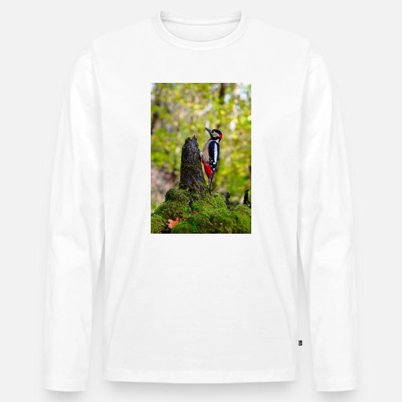 Specht auf moosigem Waldstumpf - Männer Premium Bio Langarmshirt - Weiß