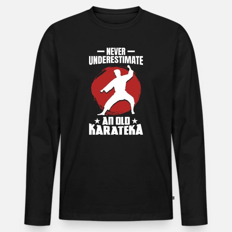 Never Underestimate an Old Karateka - Männer Premium Bio Langarmshirt - Schwarz