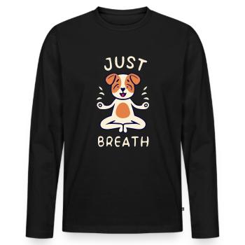 Süßer Hund beim Yoga und "just breath" spruch - Männer Premium Bio Langarmshirt - Schwarz - Vorne - Nico (187cm)