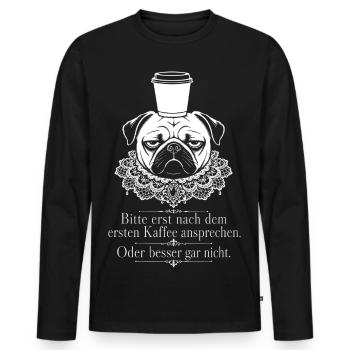 Grimmiger Mops balanciert einen Kaffeebecher - Männer Premium Bio Langarmshirt - Schwarz - Vorne - Nico (187cm)