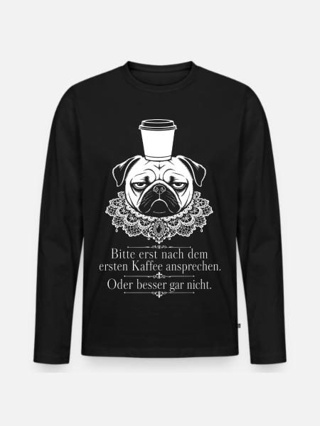 Grimmiger Mops balanciert einen Kaffeebecher - Männer Premium Bio Langarmshirt - Schwarz