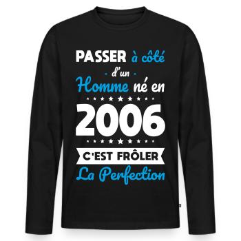 Geboren 2006 – Naht der Perfektion näher - Männer Premium Bio Langarmshirt - Schwarz - Vorne - Nico (187cm)