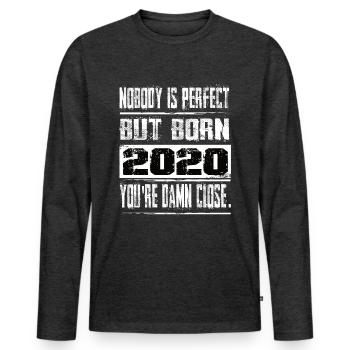 Personne n’est parfait mais né 2020 anniversaire - T-shirt manches longues Premium bio Homme - anthracite chiné - Devant - Nico (187cm)
