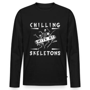Chilling with my skeletons - Männer Premium Bio Langarmshirt - Schwarz - Vorne - Nico (187cm)