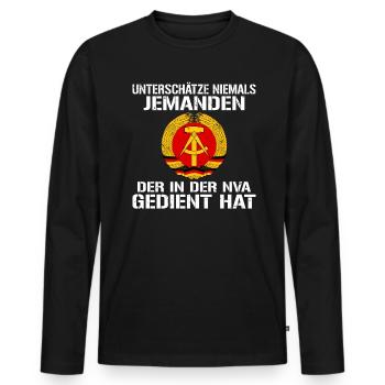 Unterschätze nie jemanden aus der NVA - Männer Premium Bio Langarmshirt - Schwarz - Vorne - Nico (187cm)