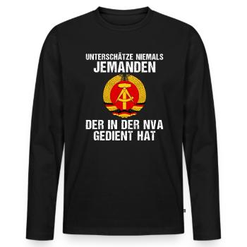 Unterschätze nie jemanden aus der NVA - Männer Premium Bio Langarmshirt - Schwarz - Vorne - Nico (187cm)