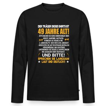 Der Träger dieses Shirts ist 49 Jahre alt 49. - Männer Premium Bio Langarmshirt - Schwarz - Vorne - Nico (187cm)