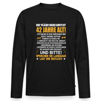 Der Träger dieses Shirts ist 42 Jahre alt 42. - Männer Premium Bio Langarmshirt - Schwarz - Vorne - Nico (187cm)