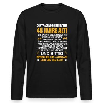Der Träger dieses Shirts ist 48 Jahre alt 48. - Männer Premium Bio Langarmshirt - Schwarz - Vorne - Nico (187cm)