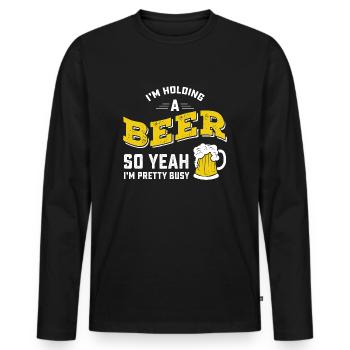 I'm Holding A Beer So Yeah I'm Pretty Busy - Männer Premium Bio Langarmshirt - Schwarz - Vorne - Nico (187cm)