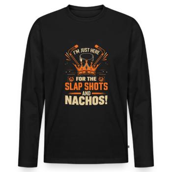 Ich bin nur wegen der Slap Shots und Nachos hier! - Männer Premium Bio Langarmshirt - Schwarz - Vorne - Nico (187cm)