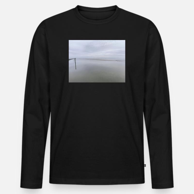Stiller Meeresufer mit Himmelreflexion - Männer Premium Bio Langarmshirt - Schwarz