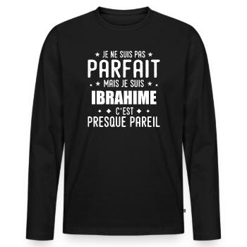 Ibrahime: authentisch, unvollkommen, oben, Perfektion - Männer Premium Bio Langarmshirt - Schwarz - Vorne - Nico (187cm)
