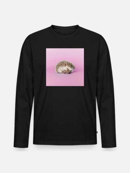 Schlafender Igel auf blassrosa Hintergrund - Männer Premium Bio Langarmshirt - Schwarz