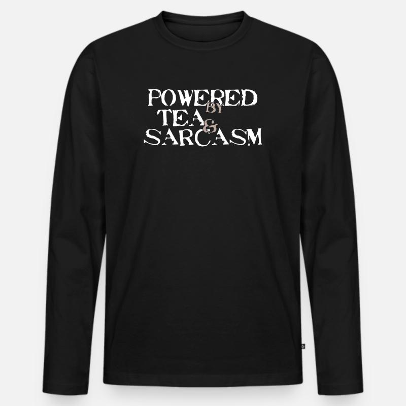 Powered by Tea & Sarcasm - Männer Premium Bio Langarmshirt - Schwarz