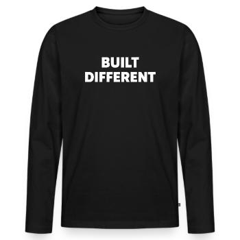 Built Different – Bold Statement Typografie - Männer Premium Bio Langarmshirt - Schwarz - Vorne - Nico (187cm)