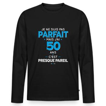 Anniversaire 50 ans - Pas parfait mais j'ai 50 ans - T-shirt manches longues Premium bio Homme - noir - Devant - Nico (187cm)