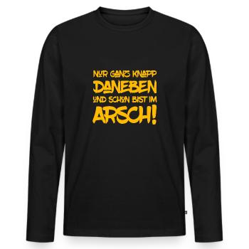 Nur ganz knapp daneben ... - Männer Premium Bio Langarmshirt - Schwarz - Vorne - Nico (187cm)