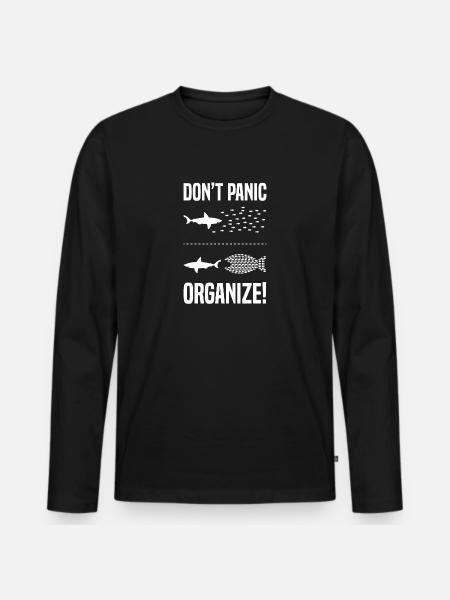 Gå ikke i panik, organiser fiskesværm kontra haj - Premium økologisk langærmet T-shirt til mænd - sort