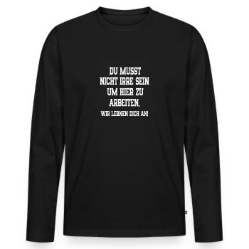 Du musst nicht irre sein um hier zu arbeiten - Männer Premium Bio Langarmshirt - Schwarz - Vorne - Nico (187cm)