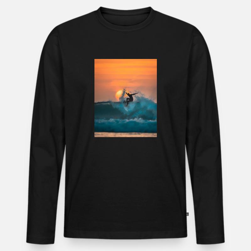 surfer riding on waves - Männer Premium Bio Langarmshirt - Schwarz