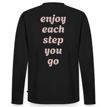 Enjoy each step you go - Positivity - Männer Premium Bio Langarmshirt - Schwarz - Hinten - Nico (187cm)