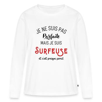 Pas parfaite mais surfeuse - T-shirt manches longues Premium bio Femme - blanc - Devant - Julia (174cm)