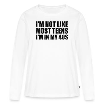 Jeg er ikke som de fleste teenagere, jeg er i 40'erne sjove 40 år - Premium økologisk langærmet T-shirt til kvinder - hvid - Foran - Julia (174cm)