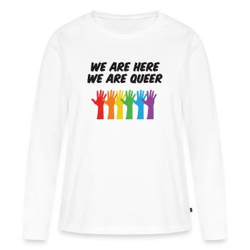 Mois de la fierté LGBT - Nous sommes ici, nous sommes queer - T-shirt manches longues Premium bio Femme - blanc - Devant - Julia (174cm)
