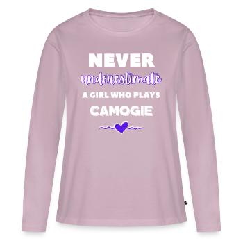 Ne sous-estimez jamais une fille qui joue au camogie. - T-shirt manches longues Premium bio Femme - rose poudré - Devant - Julia (174cm)