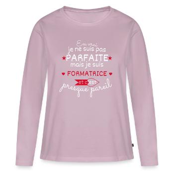 Pas parfaite mais Formatrice - T-shirt manches longues Premium bio Femme - rose poudré - Devant - Julia (174cm)