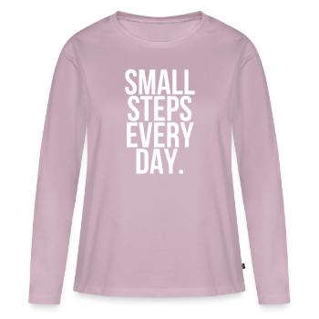 Small steps every day - Frauen Premium Bio Langarmshirt - Altrosa - Vorne - Julia (174cm)