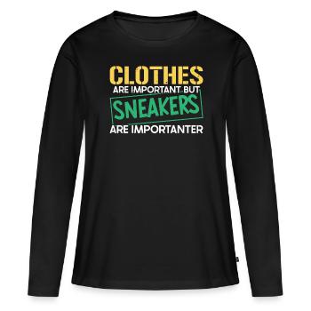 Les vêtements sont importants, mais les baskets sont importantes - T-shirt manches longues Premium bio Femme - noir - Devant - Julia (174cm)