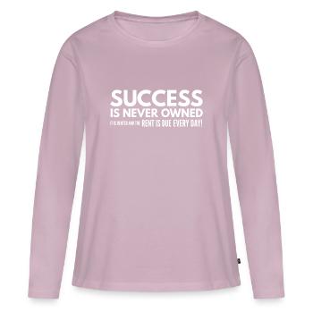 Erfolg ist nie im Besitz Es wird gemietet und die Miete - Frauen Premium Bio Langarmshirt - Altrosa - Vorne - Julia (174cm)