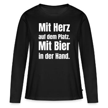 Mit Herz auf dem Platz. Mit Bier in der Hand. - Frauen Premium Bio Langarmshirt - Schwarz - Vorne - Julia (174cm)
