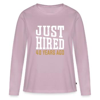 Vient d’être embauché il y a 40 ans – Design d’anniversaire amusant - T-shirt manches longues Premium bio Femme - rose poudré - Devant - Julia (174cm)