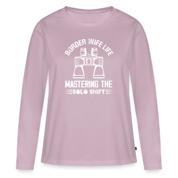 Border Wife Life Maîtriser The Solo Shift Frontier - T-shirt manches longues Premium bio Femme - rose poudré - Devant - Julia (174cm)