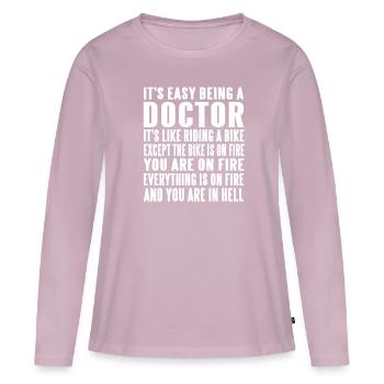 Everything Is On Fire Funny Easy Being A Doctor - Frauen Premium Bio Langarmshirt - Altrosa - Vorne - Julia (174cm)