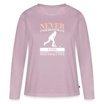 Fille avec un bâton de hockey sur gazon défenseur marquant pl - T-shirt manches longues Premium bio Femme - rose poudré - Devant - Julia (174cm)