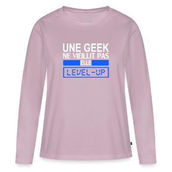 une geek ne vieillit pas elle level up - Women's Premium Organic Long Sleeve Shirt - dusky pink - Front - Julia (174cm)