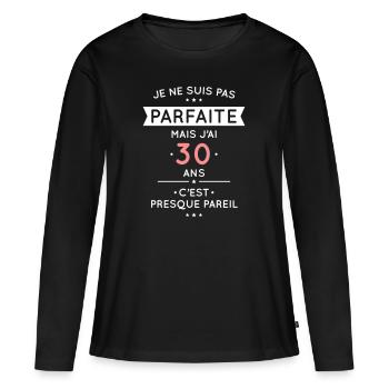 Anniversaire 30 ans - Pas parfaite mais 30 ans - T-shirt manches longues Premium bio Femme - noir - Devant - Julia (174cm)