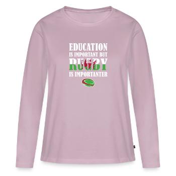 Mais le rugby est plus important Rugby du Pays de Galles - T-shirt manches longues Premium bio Femme - rose poudré - Devant - Julia (174cm)
