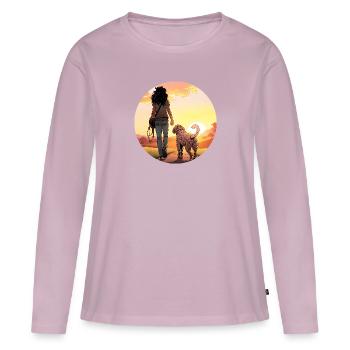 Femme avec chien dans le parc - T-shirt manches longues Premium bio Femme - rose poudré - Devant - Julia (174cm)