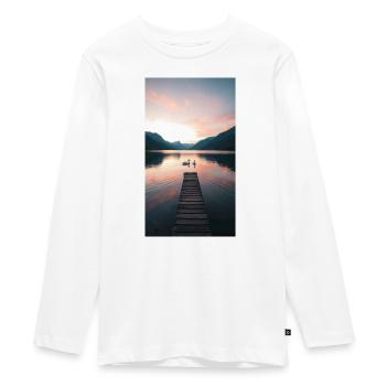 Westlich am See mit Pier und Schwänen - Teenager Premium Bio Langarmshirt - Weiß - Vorne - AI Model Kid Female (0cm)