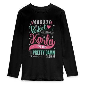 Karla Name Namenstag Spruch Geschenk Mädchen - Teenager Premium Bio Langarmshirt - Schwarz - Vorne - AI Model Kid Female (0cm)