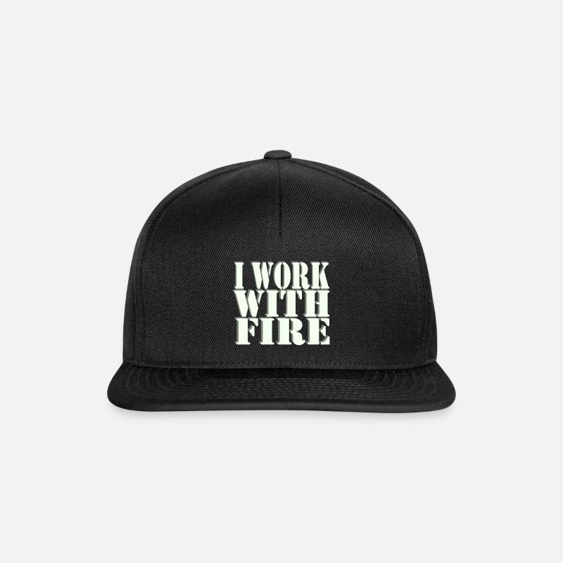 Cracheur de feu Je travaille avec le feu - Casquette snapback - noir/noir