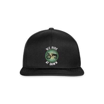 We Ride At Dawn Dad Lawn Mower Make Laugh Day Yard - Snapback Cap - Schwarz/Schwarz - Vorne