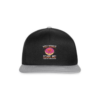She Donut Scare Me Kindergarten travail | Beignet - Casquette snapback - noir/gris - Devant