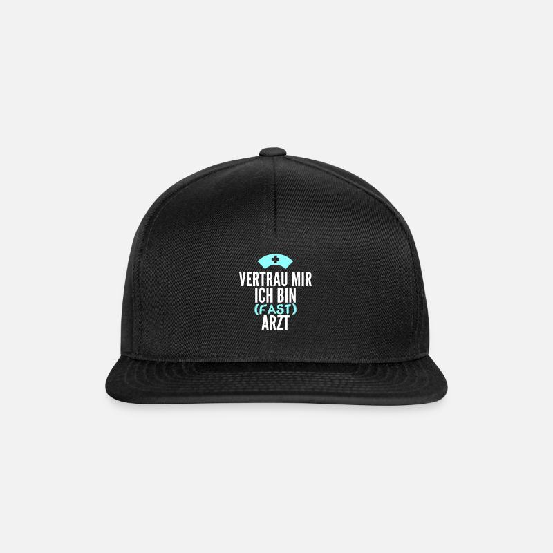 Fast Arzt Lustig Geschenk - Snapback Cap - Schwarz/Schwarz