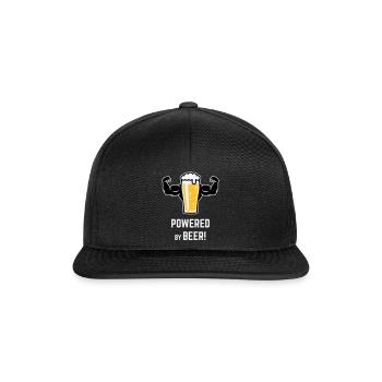 Powered By Beer! (Bier / Muskeln / L / 3C) - Snapback Cap - Schwarz/Schwarz - Vorne